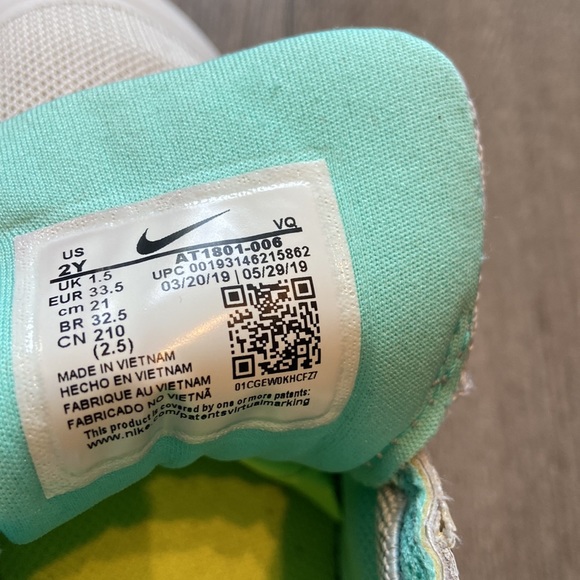 Girls Nike Runners. Grey with light teal. Size: 2Y - Picture 5 of 8